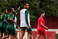 Fluminense segue sem reforços para a zaga e Diniz precisa resolver o setor