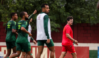 Diniz tem problemas com a zaga do Fluminense