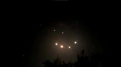 Mísseis são vistos após ataques do Irã a Israel