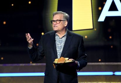 Drew Carey fala no palco durante o Writers Guild Awards de 2024 em 14 de abril de 2024