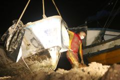 Barco onde os corpos foram encontrados é resgatado pela polícia
