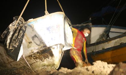 Barco onde os corpos foram encontrados é resgatado pela polícia