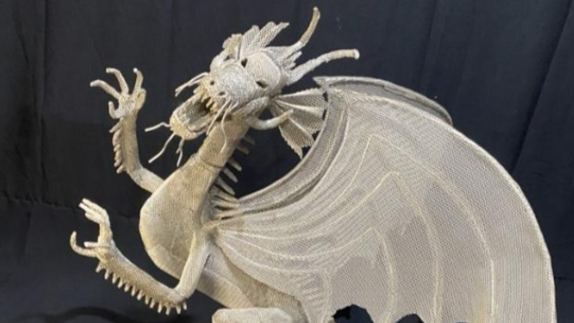 Escultura "Dragão", à mostra na exposição "Fragilidade Bruta", 1 metro e 95 centímetros de altura
