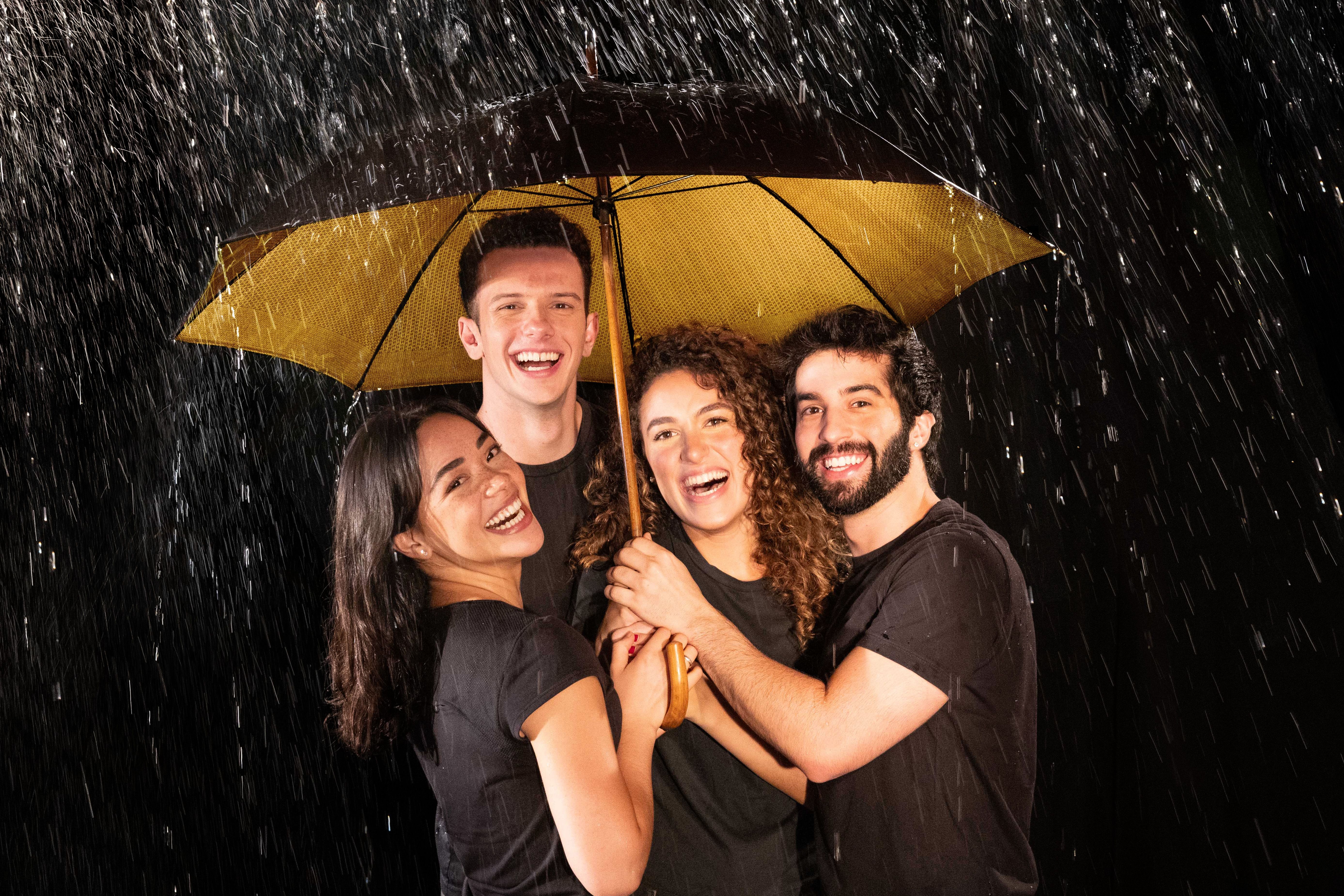 Fefe Muniz (Lina Lamont), Rodrigo Garcia (Don Lockwood), Gigi Debei (Kathy Selden) e Mateus Ribeiro (Cosmo Brown) estrelam versão brasileira de "Cantando na Chuva" no teatro / João Caldas Fo