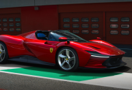 Cristiano Ronaldo desfila com Ferrari avaliada em mais de R$ 10 milhões