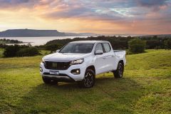 Picape média Fiat Titano é vista em campo gramado na cor branca