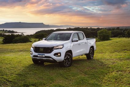 Picape média Fiat Titano é vista em campo gramado na cor branca