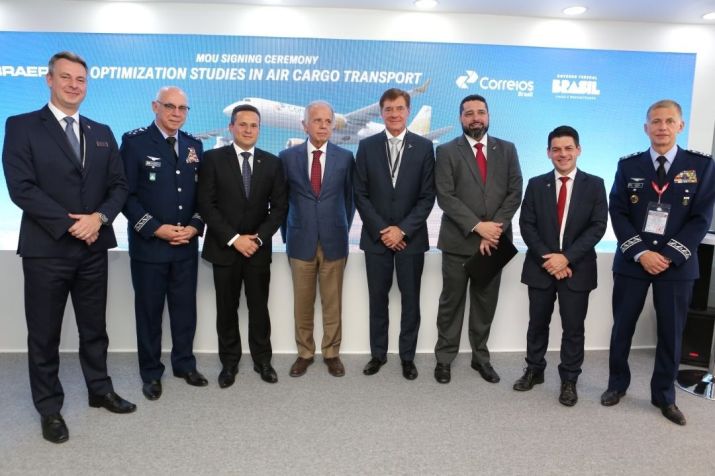 Entendimento para estudos de otimização no transporte aéreo de cargas foi assinado por Correios e Embraer / Divulgação / Embraer