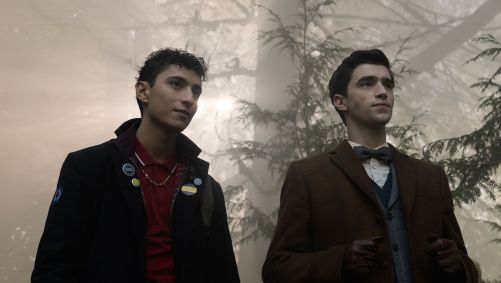Jayden Revri interpreta Charles Rowland, e George Rexstrew dá vida a Edwin Payne na série "Garotos Detetives Mortos"