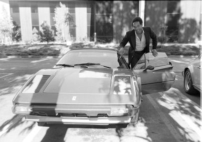 OJ Simpson posa com sua Ferrari em 12 de junho de 1979 no Warner Bros Studios, Burbank, Califórnia