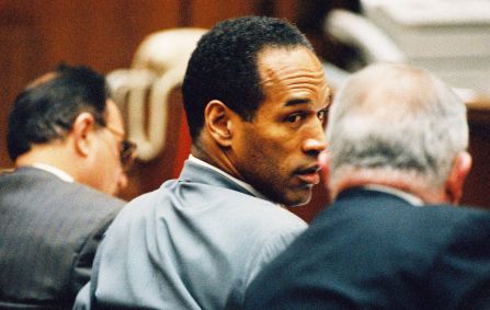 O.J. Simpson conversa com seus advogados durante uma audiência pré-julgamento em 12 de janeiro de 1995.