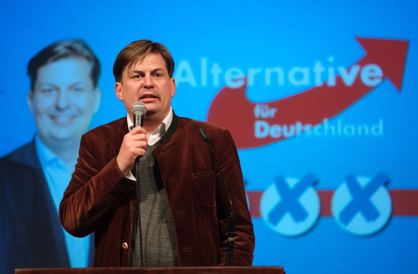 Maximilian Krah, eurodeputado pelo partido político Alternativa para a Alemanha (AfD), fala em um comício de campanha eleitoral da AfD / Sean Gallup/Getty Images