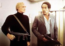 O.J. Simpson (dir.) no filme Cassandra Crossing.