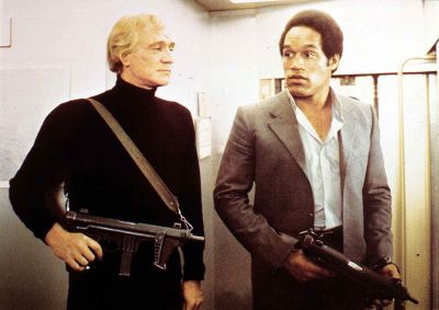 O.J. Simpson (dir.) no filme Cassandra Crossing.