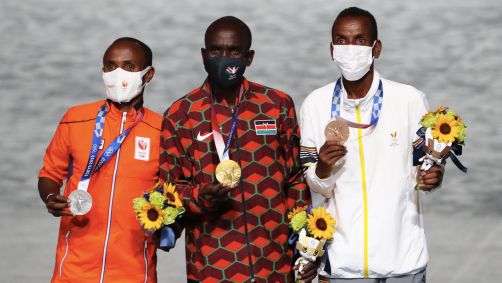 Medalhistas da maratona de Tóquio 2020 posam com as medalhas