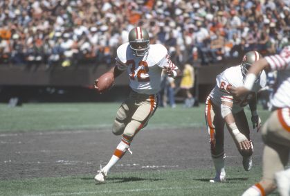 Running back O.J. Simpson #32 do San Francisco 49ers carrega a bola contra o Seattle Seahawks durante um jogo de futebol americano da NFL em 7 de outubro de 1979, no Candlestick Park, em San Francisco, Califórnia.