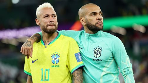 Daniel Alves e Neymar após a eliminação do Brasil na Copa do Mundo de 2022