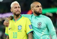 Daniel Alves devolve 150 mil euros à família de Neymar, segundo advogada