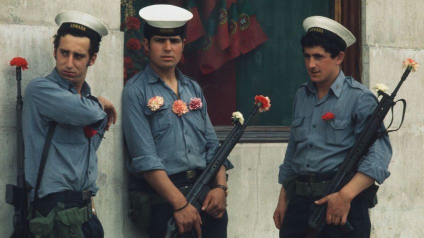 Soldados portugueses com cravos nos uniformes e nos canos das armas montam guarda em Lisboa, em 29 de abril de 1974 / UPI/Bettmann Archive/Getty Images