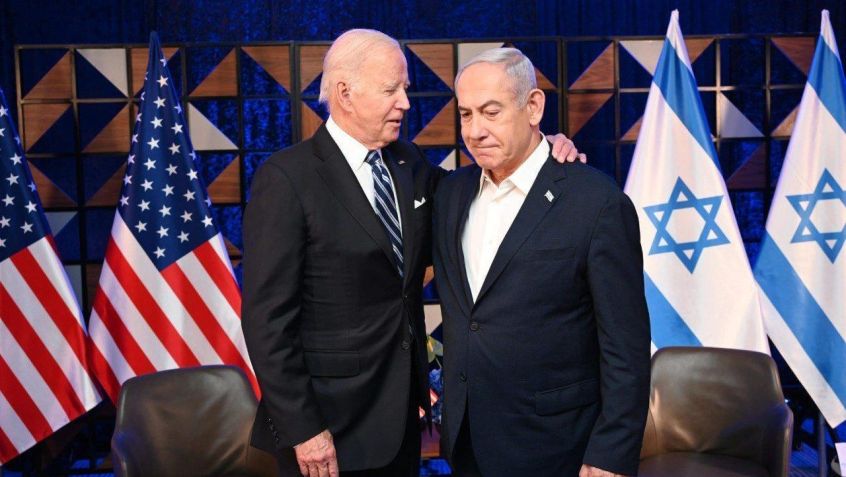 O presidente Joe Biden (e) e o primeiro-ministro Benjamin Netanyahu (d) se reúnem em Tel Aviv, Israel, em 18 de outubro de 2023 / GPO/Folheto/Anadolu via Getty Images