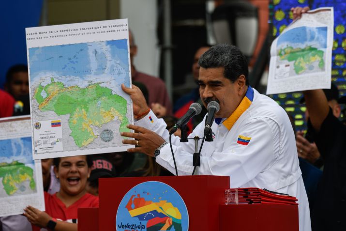 O presidente da Venezuela, Nicolas Maduro, fala durante o evento em apoio à posição de seu governo na disputa territorial por Essequibo, em 8 de dezembro de 2023, em Caracas, Venezuela • Mariela Lopez/Anadolu via Getty Images