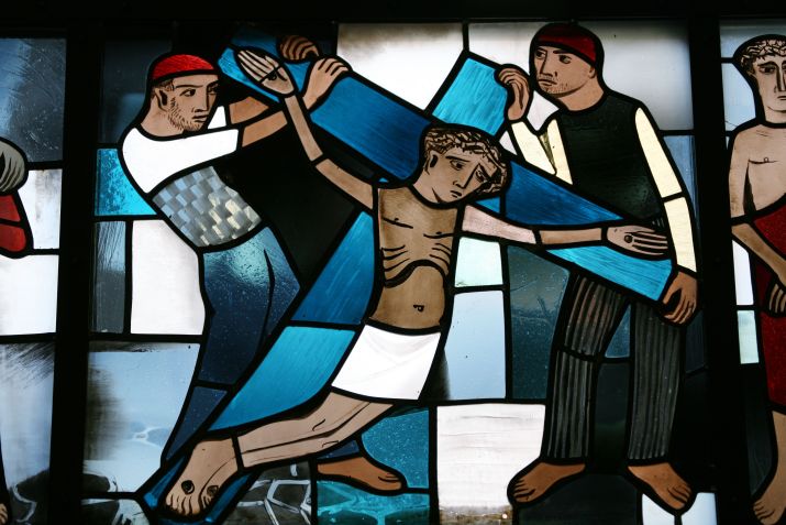 Vitral de Jesus Cristo em uma igreja abandonada. / Getty Images
