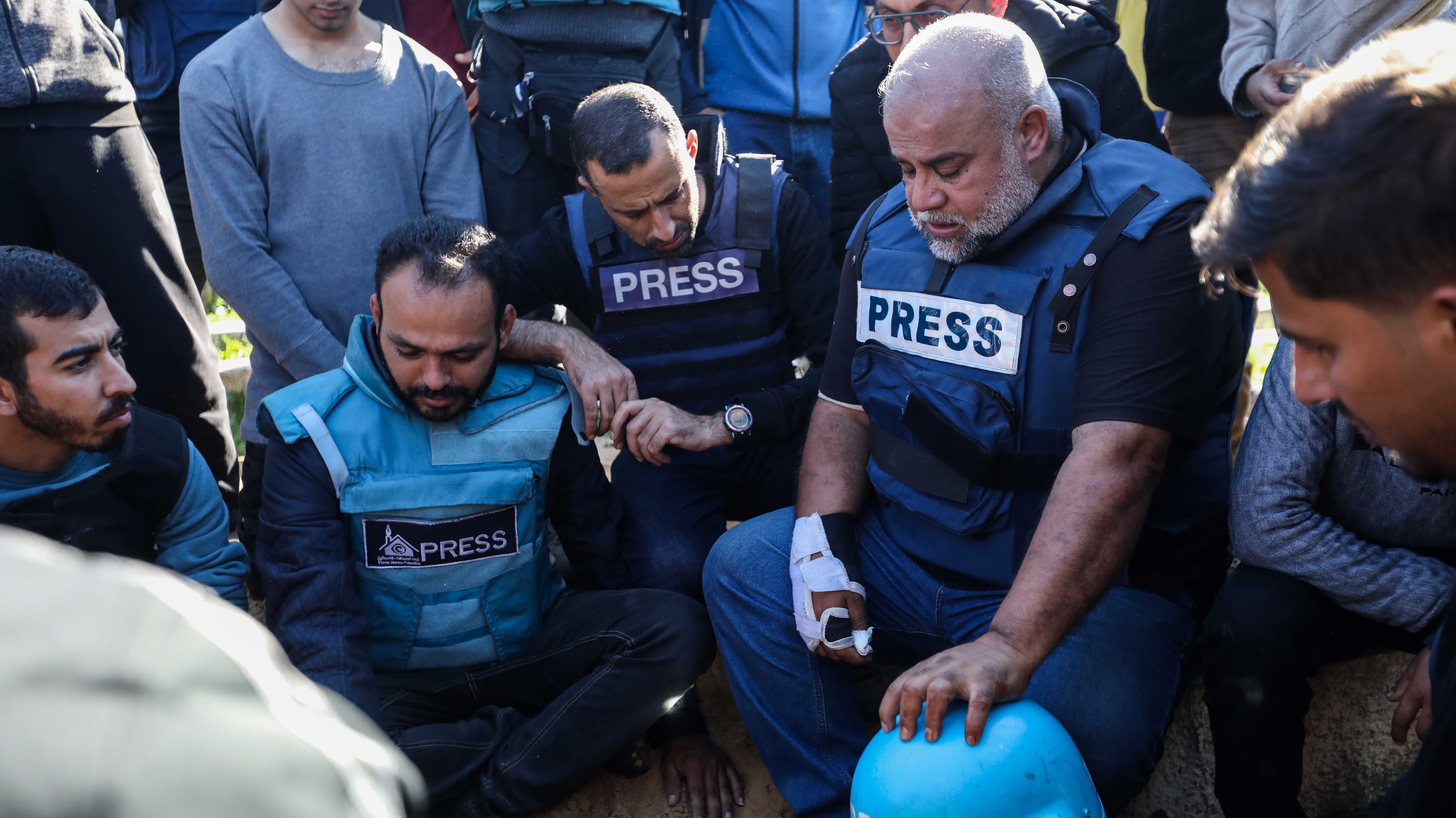 Família, amigos, incluindo o repórter da Al Jazeera Wael Al-Dahdouh, em 7 de janeiro de 2024, durante o funeral dos jornalistas Hamza Al-Dahdouh e Mustafa Thuraya, mortos em um bombardeio em Gaza.
