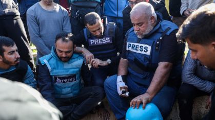 Família, amigos, incluindo o repórter da Al Jazeera Wael Al-Dahdouh, em 7 de janeiro de 2024, durante o funeral dos jornalistas Hamza Al-Dahdouh e Mustafa Thuraya, mortos em um bombardeio em Gaza.