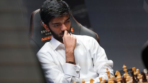 Gukesh Dommaraju jogando nas quartas de final do Freestyle Chess GOAT Challenge na Alemanha em fevereiro.