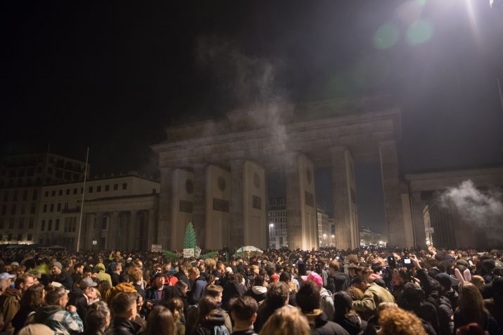 Entusiastas da cannabis fumam baseados legalmente no Portão de Brandemburgo, em Berlim, pouco após a meia-noite de 1º de abril de 2024, quando entrou em vigor a legalização parcial da maconha na Alemanha. / Michele Tantussi/Getty Images