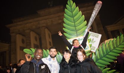 Alemães comemoram enquanto legalização parcial da maconha entra em vigor