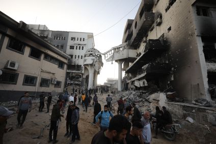 Palestinos caminham pelo complexo do hospital Al-Shifa após retirada do Exército de Israel, em Gaz, em 1º de abril de 2024.
