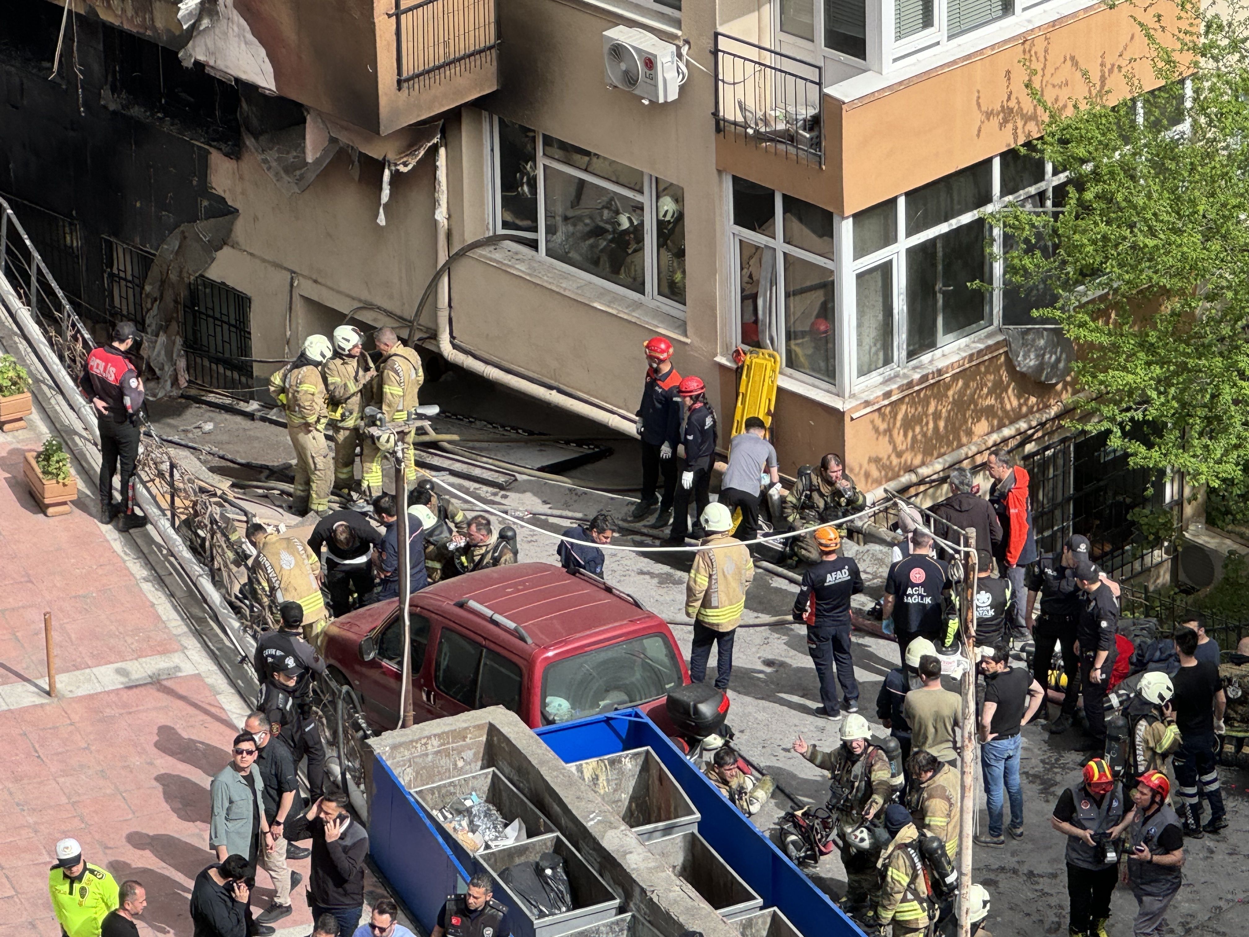 Bombeiros respondem a um incêndio em um prédio em Istambul, Turquia, em 2 de abril de 2024.
