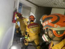 Bombeiros fazem buscas dentro de um prédio após a ilha de Taiwan ser atingida pelo terremoto mais forte em 25 anos