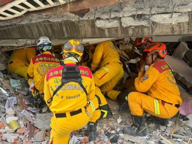 Bombeiros de Kaohsiung trabalham em edifício após Taiwan ser atingido pelo terremoto mais forte em 25 anos