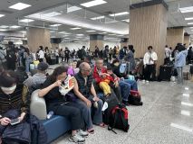 Passageiros esperam no Aeroporto de Taipé, que suspendeu os serviços de voo para alguns lugares após Taiwan ser atingido pelo terremoto mais forte em 25 anos.