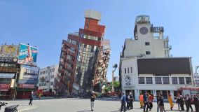 Edifício desabou parcialmente em Hualien, Taiwan, após forte terremoto de magnitude 7,4.