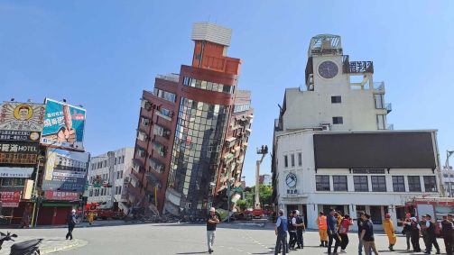 Edifício desabou parcialmente em Hualien, Taiwan, após forte terremoto de magnitude 7,4.