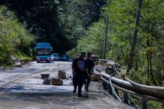 Pedras desabaram de encosta e bloquearam trânsito em estrada após forte terremoto em Taiwan, em 3 de abril de 2024.