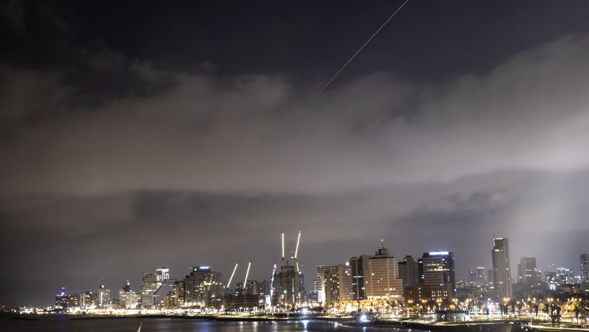 Mísseis são vistos no céu em Tel Aviv, Israel / Mostafa Alkharouf/Anadolu via Getty Images