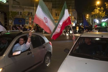 Manifestantes em Teerã apoiam ataques feitos por Irã ao Israel
