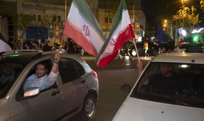 Manifestantes em Teerã apoiam ataques feitos por Irã ao Israel
