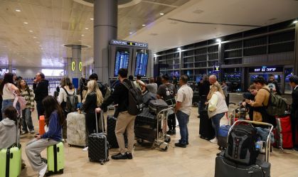 Aeroporto de Tel Aviv, em Israel, ficou lotado após cancelamento de voos