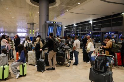 Aeroporto de Tel Aviv, em Israel, ficou lotado após cancelamento de voos