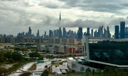 Normalmente seca, Dubai tem equivalente a um ano de chuva e fica debaixo d'água