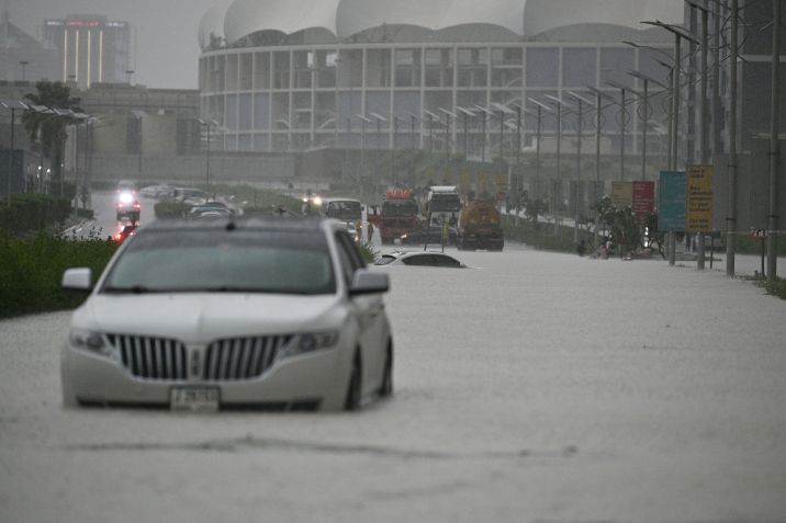 Carros atravessam estradas inundadas devido a fortes chuvas, já que as condições climáticas adversas afetam negativamente a vida diária em Dubai, Emirados Árabes Unidos, em 15 de abril de 2024. / Stringer/Anadolu via Getty Images