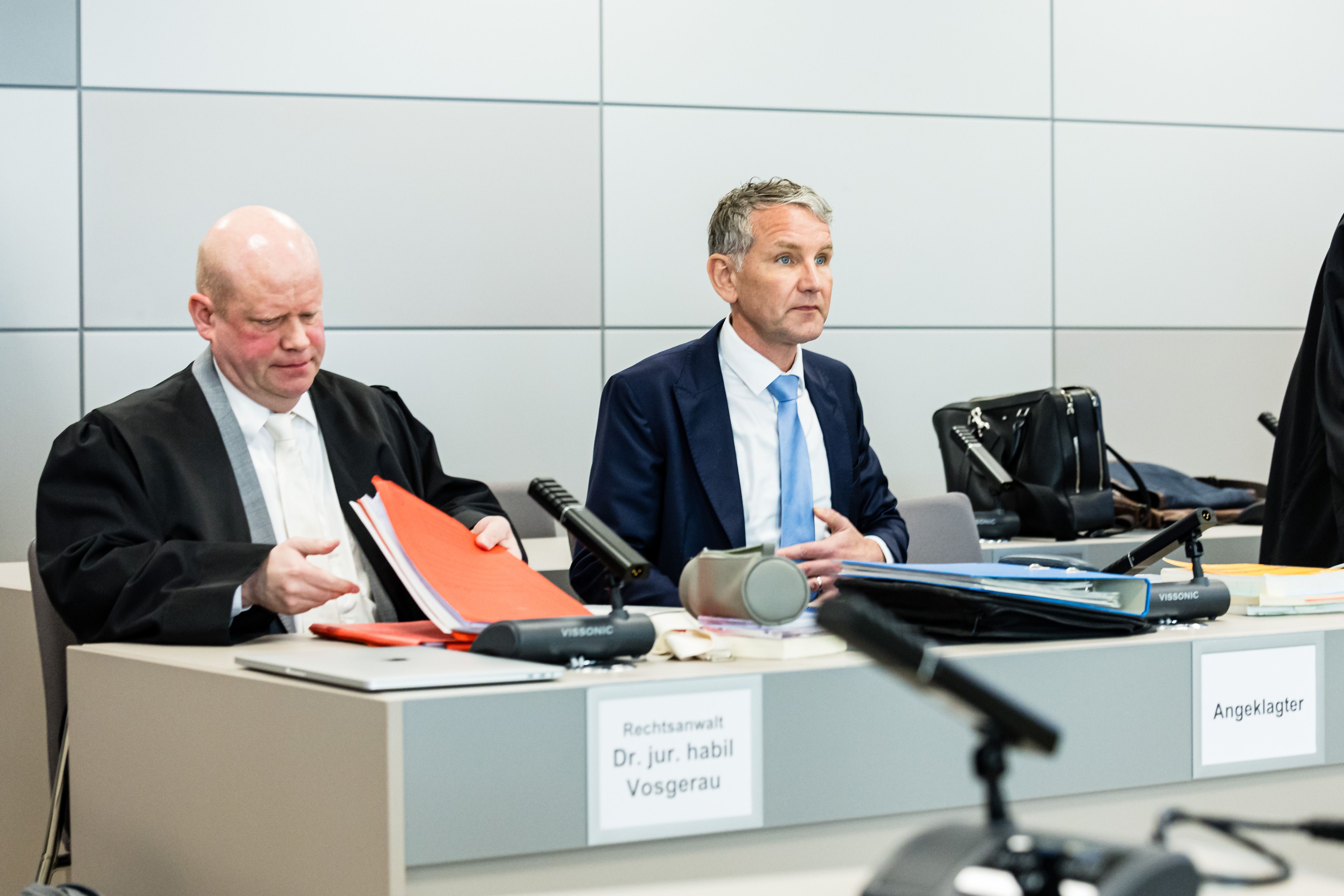 Bjoern Hoecke (dir.) , ex-professor de história e uma das lideranças do partido de extrema direita Alternativa para a Alemanha (AfD), e seu advogado Ulrich Vosgerau (esq.), no primeiro dia de julgamento por usar terminologia da era nazista, em 18 de abril de 2024.