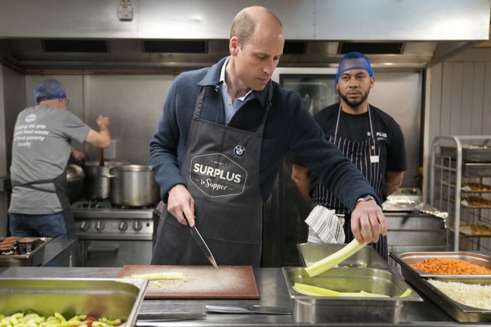 Príncipe William corta aipo enquanto ajuda chef a fazer molho à bolonhesa em visita a instituição de caridade, em Surrey, Inglaterra, em 18 de abril de 2024. / Alastair Grant-WPA Pool/Getty Images