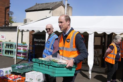 Príncipe William ajuda a carregar bandejas em vans em uma instituição de caridade em Surrey, Inglaterra, em 18 de abril de 2024.
