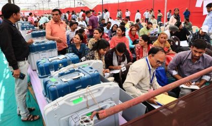 Funcionários eleitorais coletam materiais nas seções eleitorais antes da primeira fase de votação para as eleições de Lok Sabha em Jaipur, Rajastão, Índia, em 18 de abril de 2024